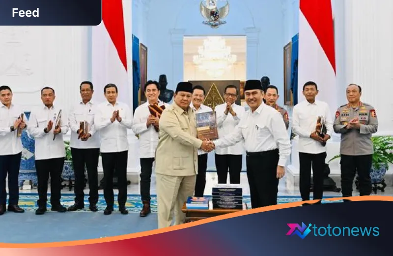 Menuju Era Baru Korps Bhayangkara: Presiden Prabowo Terima 10 Buku Masterplan Reformasi Polri dari Tim KPRP