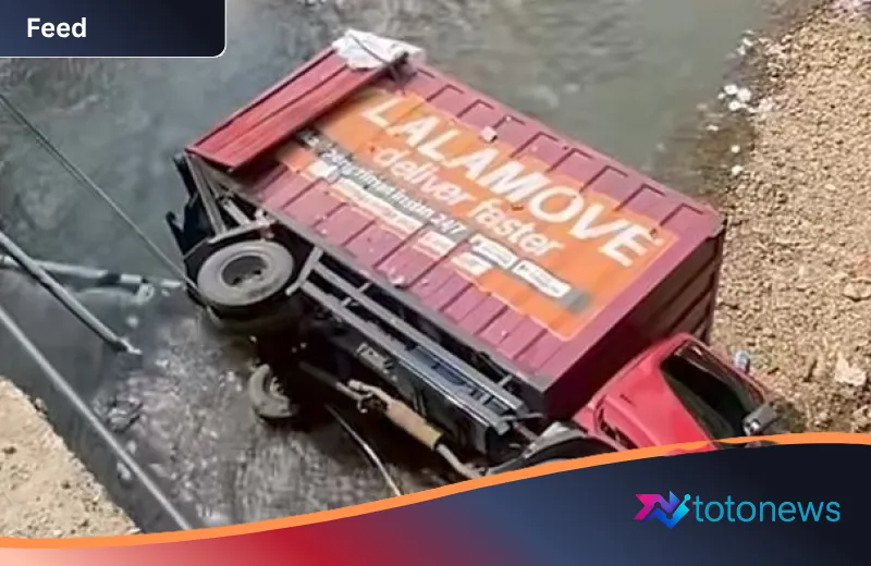 Insiden Dramatis di Cigudeg: Detik-detik Truk Muatan Kimia Terjun ke Sungai Akibat Malfungsi Teknis