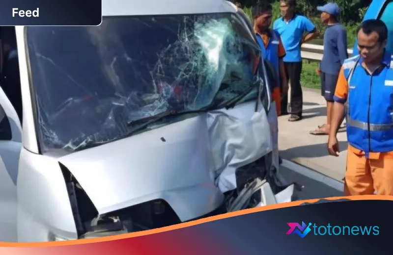 Insiden Dramatis di Tol Jagorawi: Gran Max Hantam Dua Angkot yang Sedang Mogok di Bahu Jalan