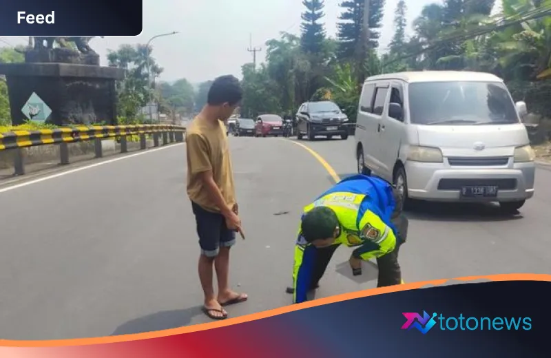 Tragedi di Tanjakan Selarong: Pikap Hantam Dua Motor di Jalur Puncak, Tiga Orang Dilarikan ke Rumah Sakit