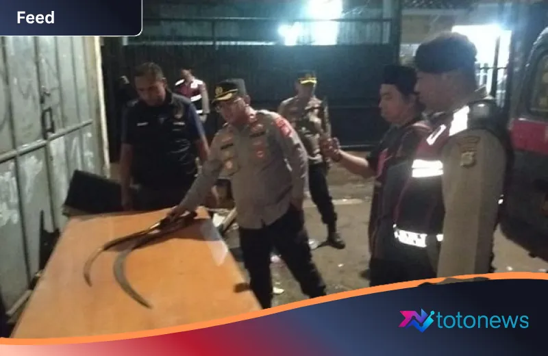 Misi Penyelamatan Malam: Polsek Kebon Jeruk Gagalkan Rencana Tawuran Remaja, Amankan Celurit Hingga Narkoba