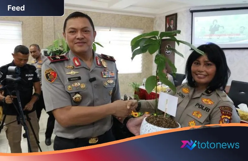 Warisan Hijau di Masa Purna Bakti: Tradisi Unik Polda Riau Beri Kado Bibit Pohon Sebagai Simbol Dedikasi Abadi