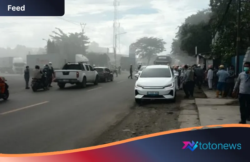 Geger Ledakan Pabrik Kimia di Cilegon: Asap Pekat dan Bau Menyengat Paksa Warga Mengungsi