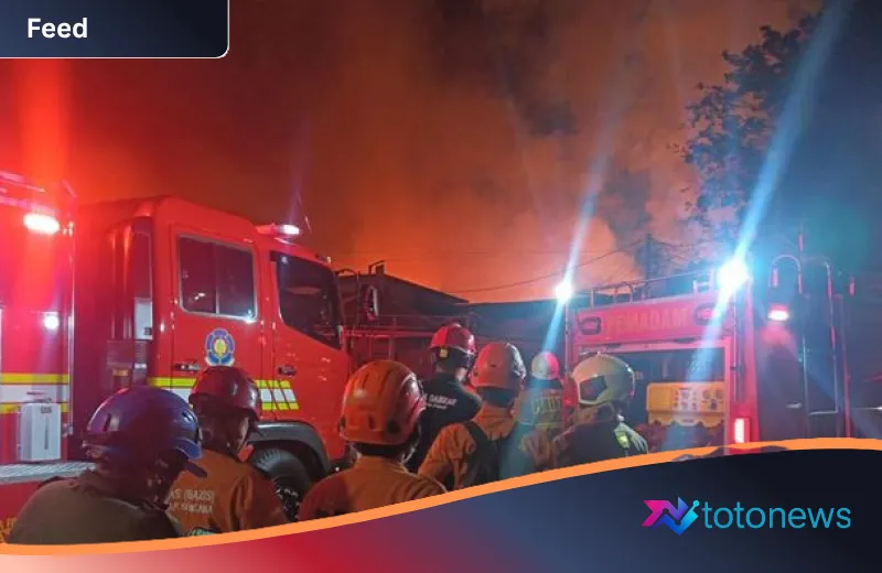 Amukan Si Jago Merah di Kemayoran: 165 Personel Damkar Berjibaku Padamkan Api di Pemukiman Padat