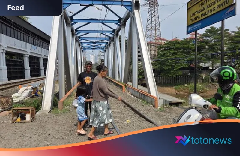 Aksi Nekat Ojol di Jembatan Kereta Petamburan: Mengadu Nyali di Jalur Besi yang Menantang Maut