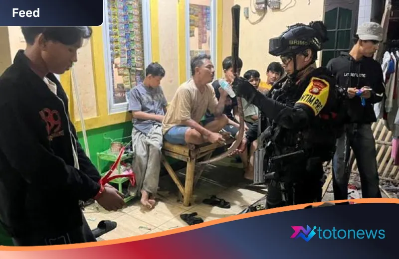 Aksi Sigap Brimob Polda Metro Gagalkan Tawuran Subuh di Jakarta Timur, Celurit 2 Meter Disita