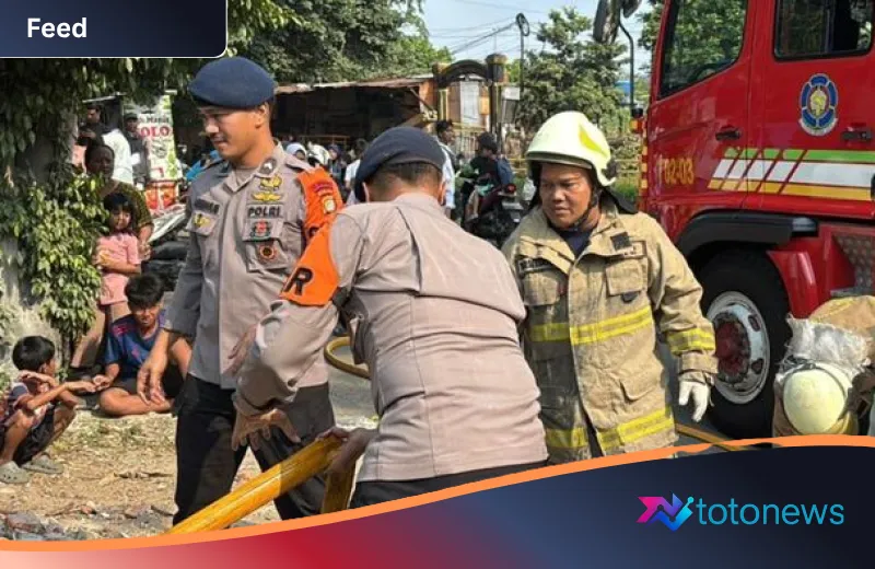 Aksi Sigap Brimob Polda Metro Jaya Tangani Pascakebakaran Warkop di Jakarta Timur
