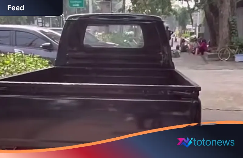 Ironi di Jalur Pedestrian: Satpol PP DKI Jakarta Minta Maaf Usai Mobil Dinas Parkir di Trotoar Viral