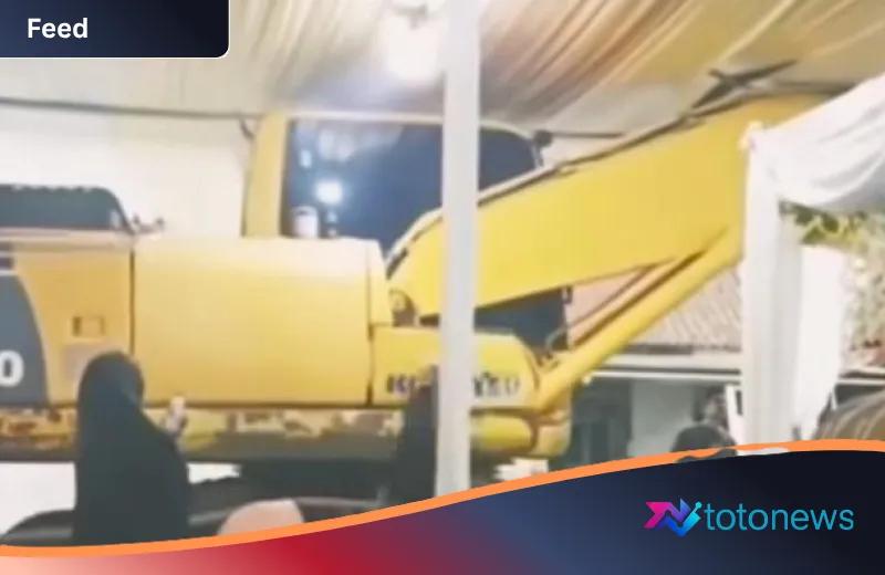 Momen Unik Ekskavator ‘Permisi’ Lewati Tenda Hajatan di Sleman, Bukti Harmoni Warga Banyurejo