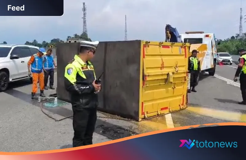 Insiden Ban Pecah di KM 46 Tol Jagorawi, Truk Pengangkut Telur Terguling Hingga Muatan Tumpah Ruah